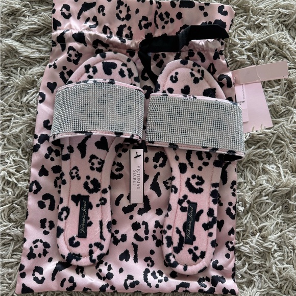 Victoria’s Secret slippers NWT - Picture 2 of 4
